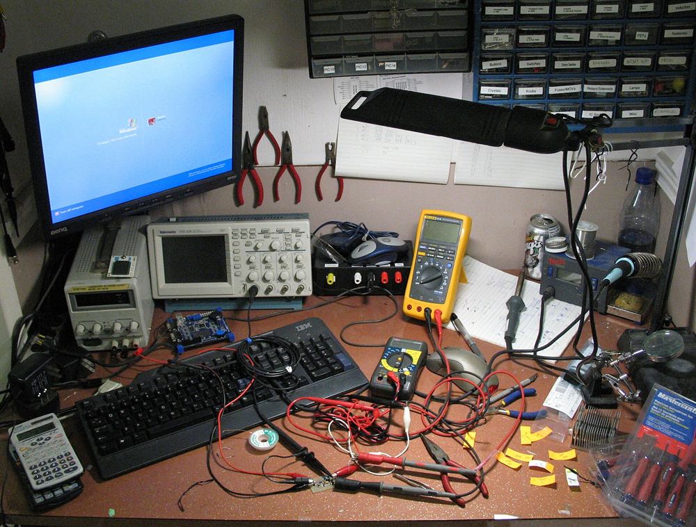 Electronics workbench with measurement equipment